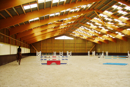 Manège couvert stucture lamellé collé dans un centre equestre en ile-de-France